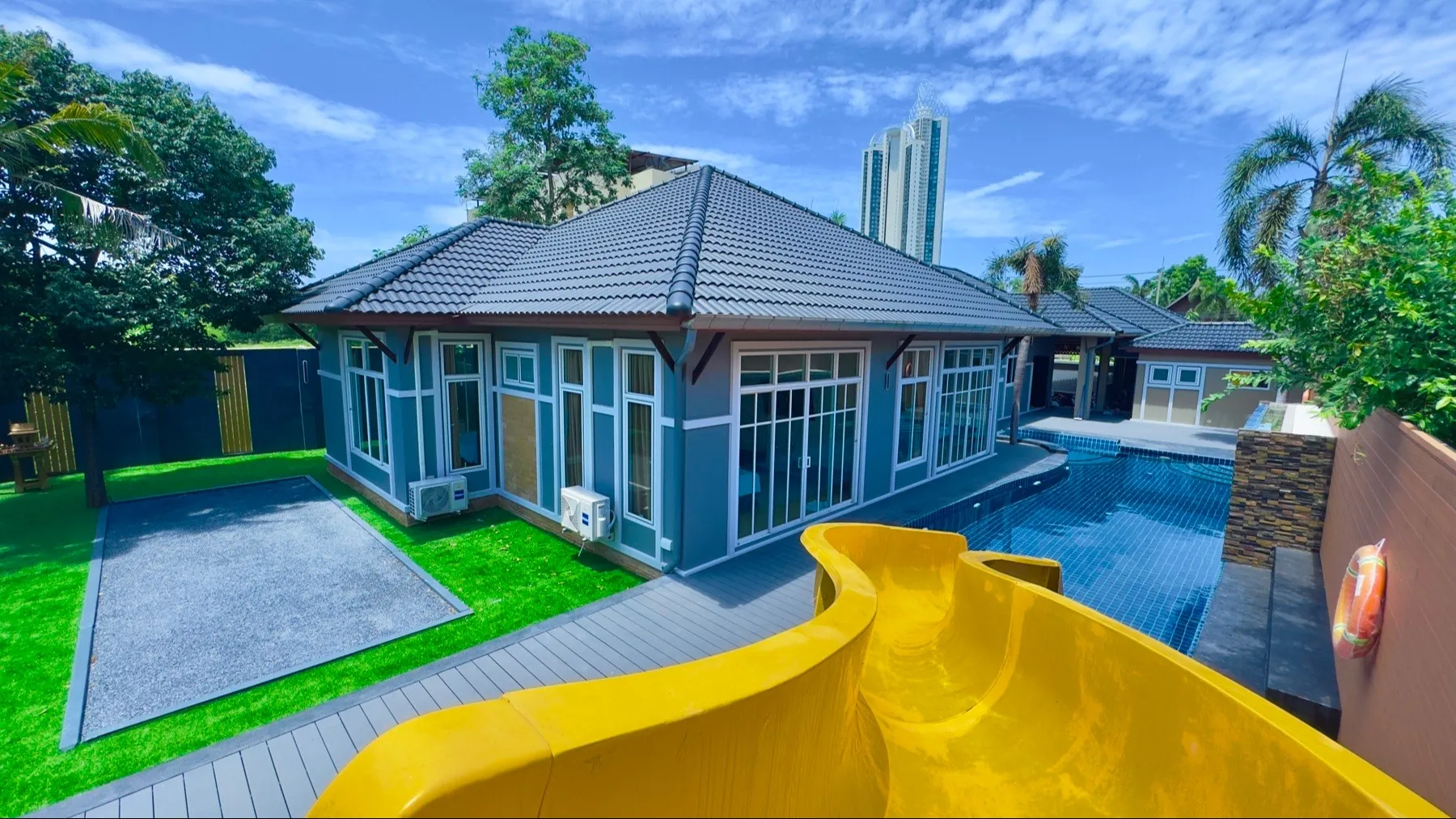 5 Bed Private Villa near Na Jomtien Beach for Sale & Rent