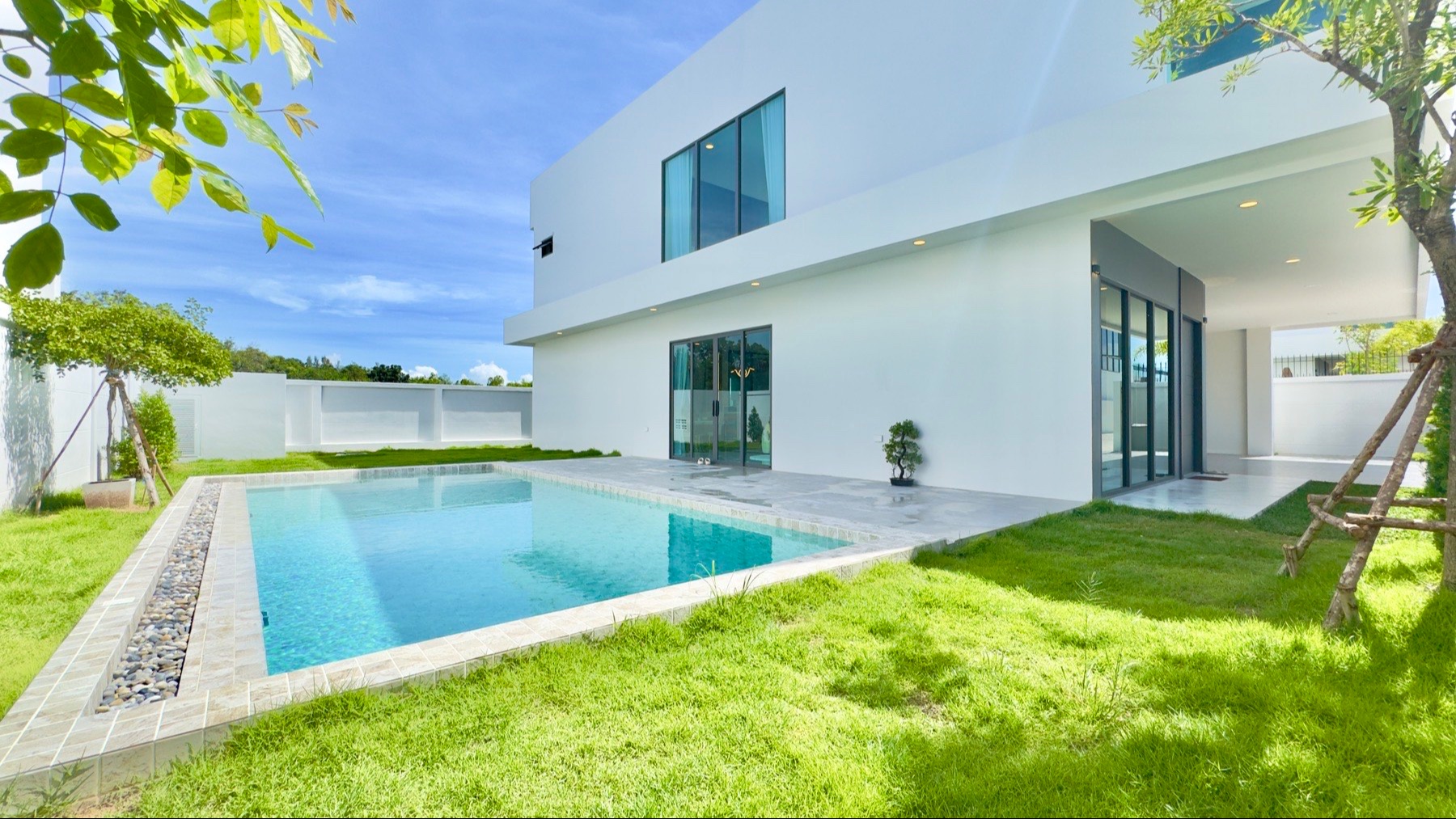 5 Bedroom Luxury Pool Villa Near Maprachan Lake for Rent and Sale