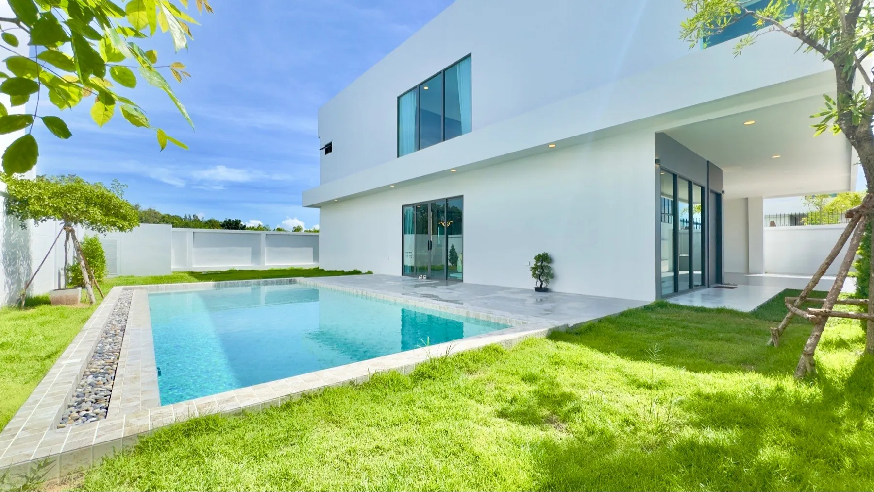 5 Bedroom Luxury Pool Villa Near Maprachan Lake for Rent and Sale