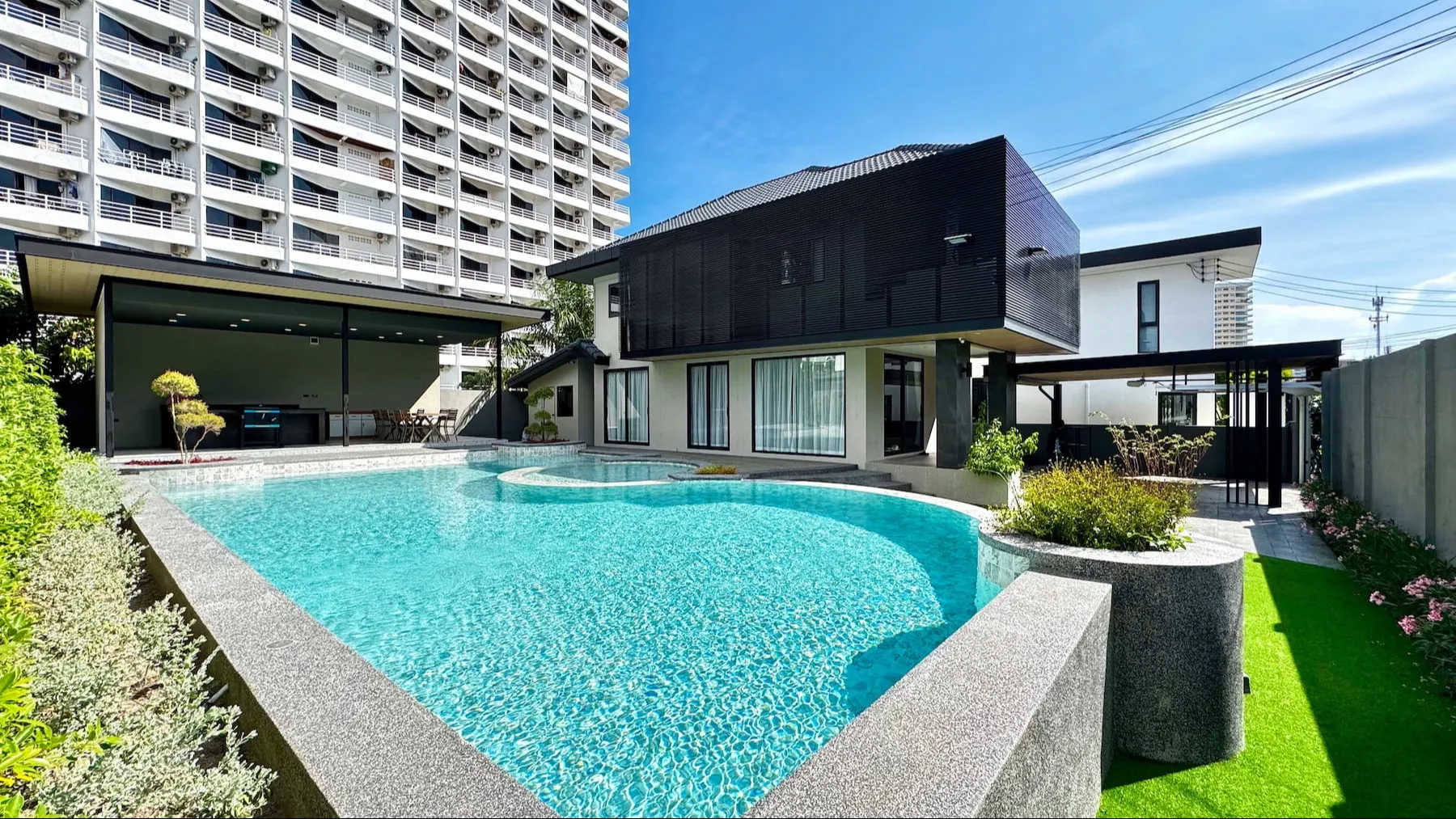 New Luxury 3+1 Bed Villa 130 Sqw for Rent Only 120k 500m from Jomtien Beach, Pattaya