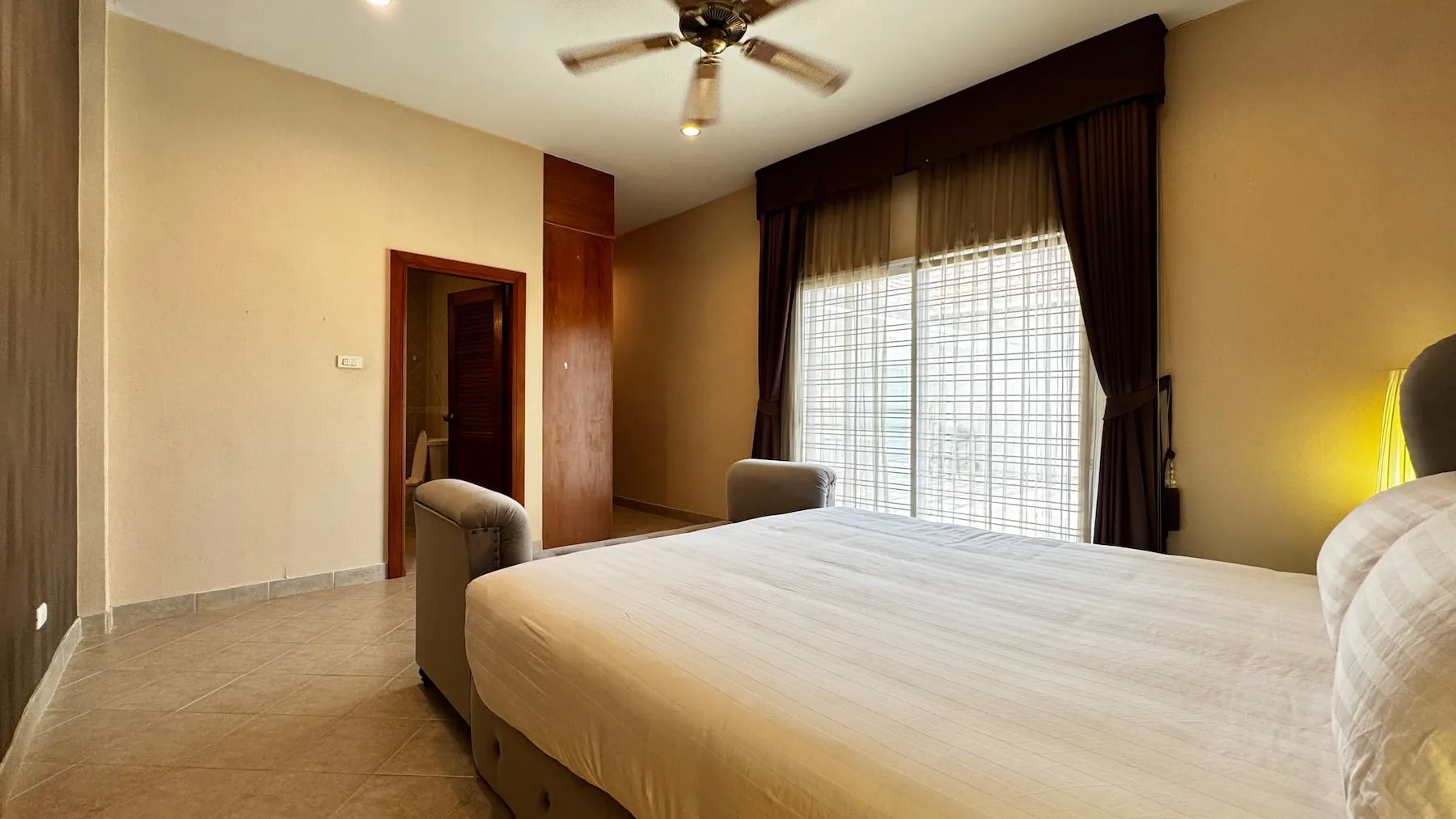 Pet Friendly 4+1 Bedroom Pool Villa on Spacious Land for Sale & Rent near Maprachan Lake Pattaya — photo 18