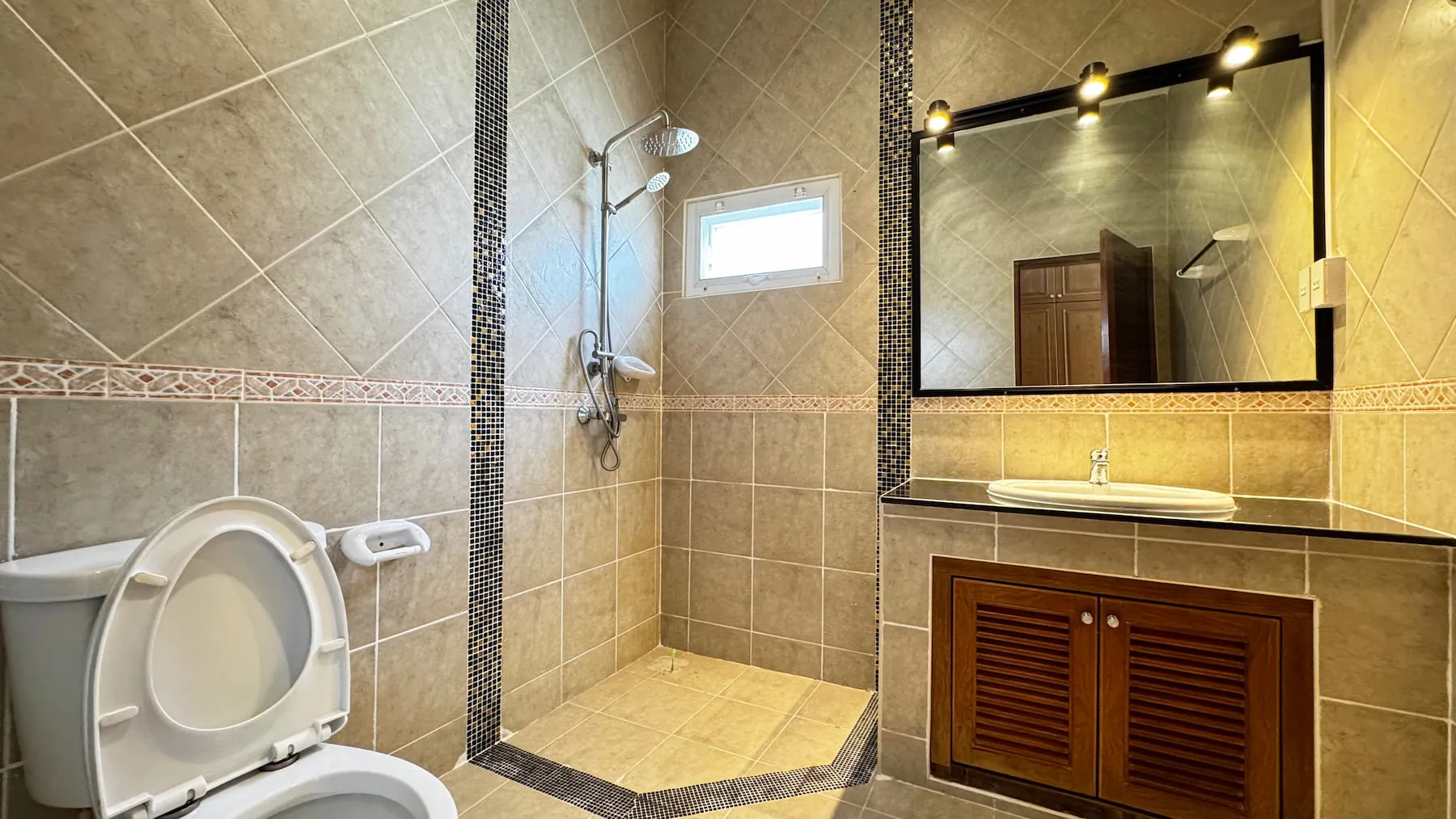 Pet Friendly 4+1 Bedroom Pool Villa on Spacious Land for Sale & Rent near Maprachan Lake Pattaya — photo 10