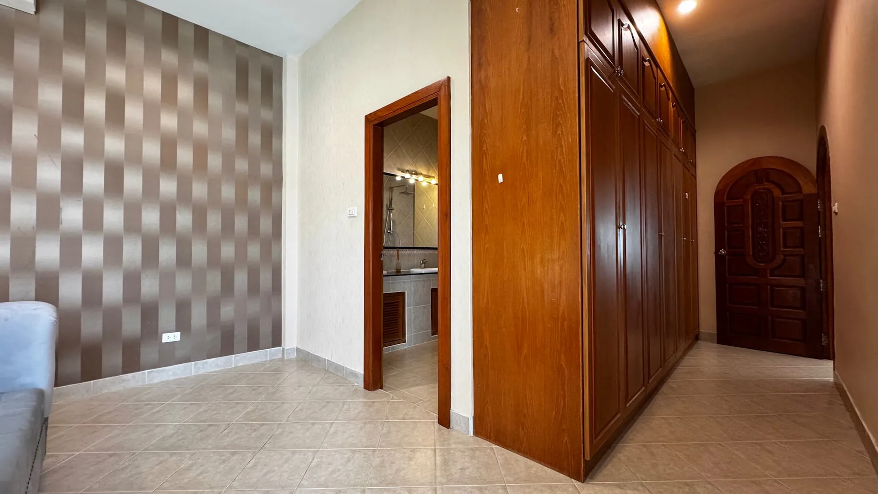 Pet Friendly 4+1 Bedroom Pool Villa on Spacious Land for Sale & Rent near Maprachan Lake Pattaya — photo 19